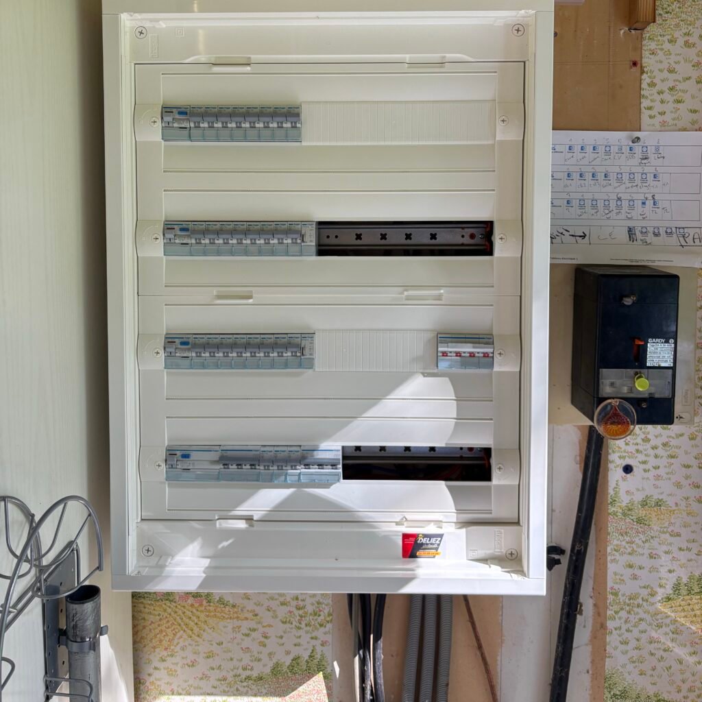 Deliez-electricite - Comment s'assurer que votre installation électrique est conforme aux nouvelles normes de sécurité en 2025 ? - Featured Image 1
